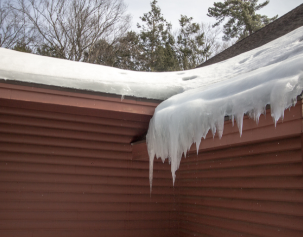 Dak onder sneeuw: Zo voorkom je voorjaarsschade